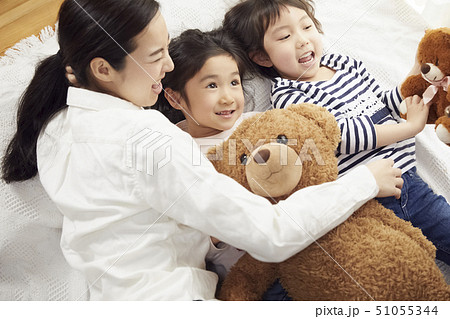 ベッドに寝転ぶ母と娘たち 51055344