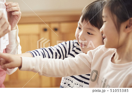 床にお座りして問題を出す先生とそれに答える子供たち 51055385