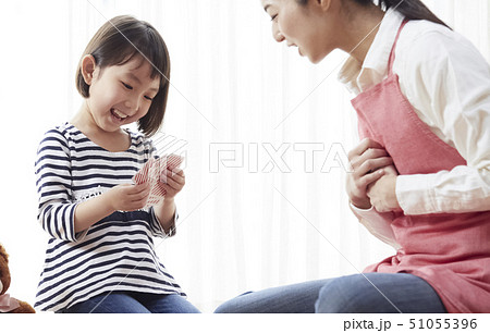 床にお座りしてトランプをする先生と子供 床にお座りしてトランプをする先生と子供 51055396