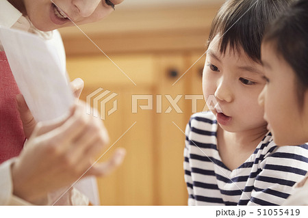 床にお座りして問題を出す先生とそれに答える子供たち 51055419