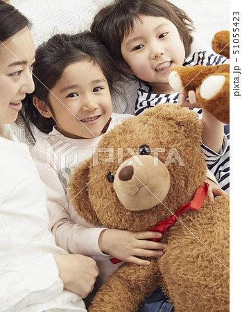 ベッドに寝転ぶ母と娘たち 51055423