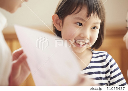 床にお座りして問題を出す先生とそれに答える子供たち 床にお座りして問題を出す先生とそれに答える子供たち 51055427