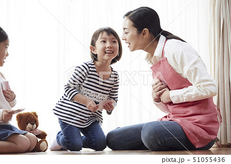 床にお座りしてトランプをする先生と子供たち 床にお座りしてトランプをする先生と子供たち 51055436