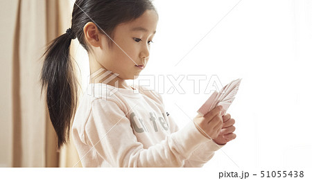 床にお座りしてトランプをする子供 51055438