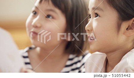 床にお座りして問題を出す先生とそれに答える子供たち 51055442