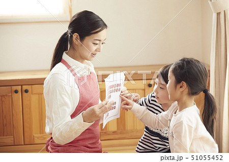 床にお座りして問題を出す先生とそれに答える子供たち 51055452