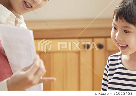 床にお座りして問題を出す先生とそれに答える子供 床にお座りして問題を出す先生とそれに答える子供 51055453
