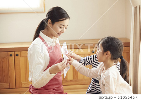 床にお座りして問題を出す先生とそれに答える子供たち 床にお座りして問題を出す先生とそれに答える子供たち 51055457