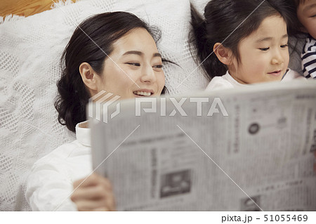 ベッドに寝転ぶ母と娘たち 51055469