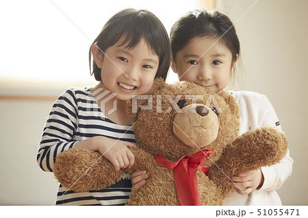 カメラ目線で大きなクマを抱っこする子供たち 51055471