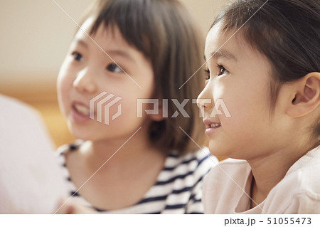 床にお座りして問題を出す先生とそれに答える子供たち 床にお座りして問題を出す先生とそれに答える子供たち 51055473