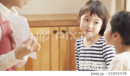 床にお座りして問題を出す先生とそれに答える子供たち 51055476