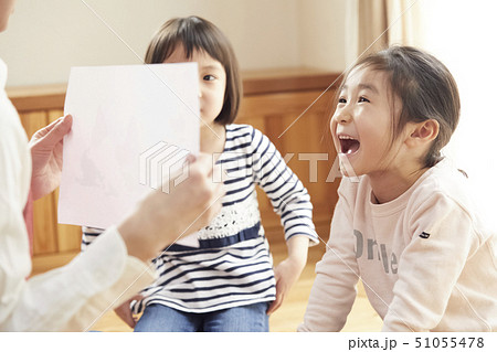 床にお座りして問題を出す先生とそれに答える子供たち 51055478