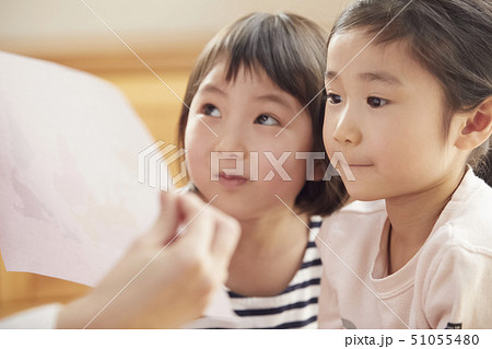 床にお座りして問題を出す先生とそれに答える子供たち 51055480
