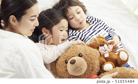 ベッドに寝転ぶ母と娘たち 51055484