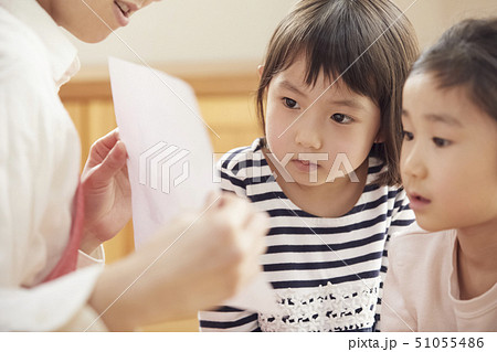 床にお座りして問題を出す先生とそれに答える子供たち 床にお座りして問題を出す先生とそれに答える子供たち 51055486