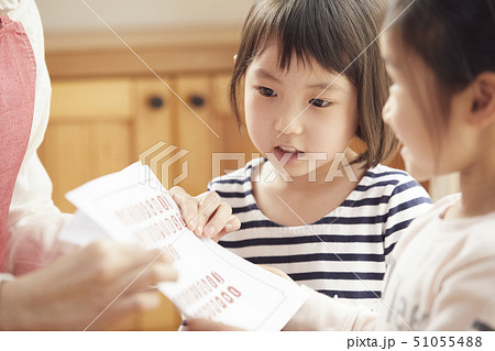 床にお座りして問題を出す先生とそれに答える子供たち 51055488