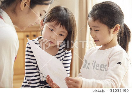 床にお座りして問題を出す先生とそれに答える子供たち 51055490