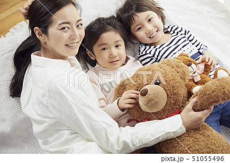 ベッドに寝転ぶ母と娘たち ベッドに寝転ぶ母と娘たち 51055496