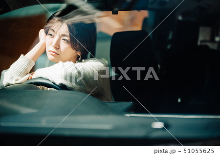 女性　車　ドライブ　考える 51055625
