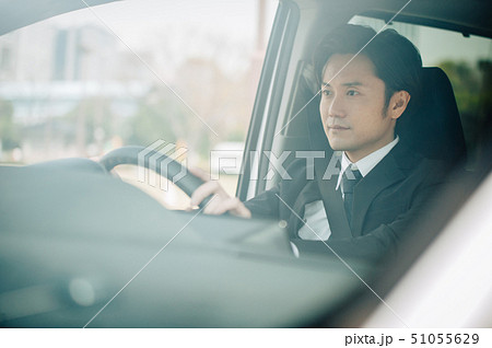 男性　車　ビジネスマン 51055629