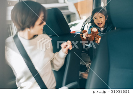 親子　車　送り迎え 51055631
