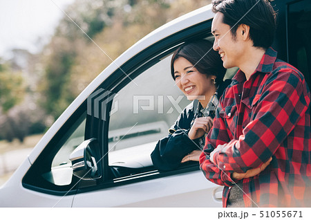 カップル　夫婦　車　キャンプ 51055671