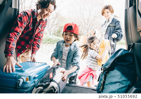 家族　車　キャンプ 51055692