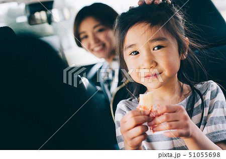 子供 車 ライフスタイルの写真素材