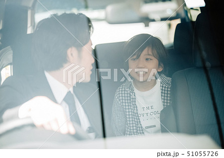 親子 車 送り迎え 親子 車 送り迎え 51055726