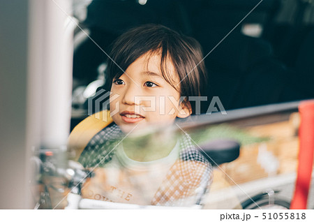 子供 車 送り迎えの写真素材