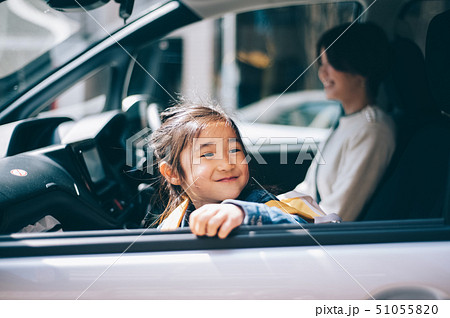 親子 車 送り迎え 親子 車 送り迎え 51055820