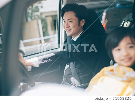 親子 車 送り迎え 親子 車 送り迎え 51055826