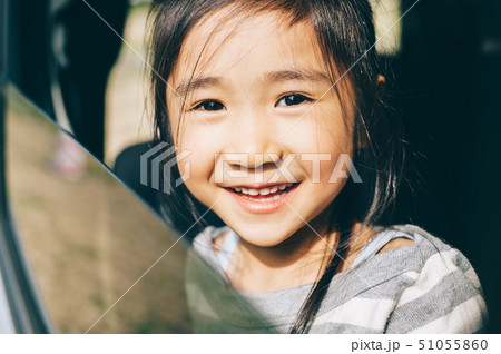 子供 車 ライフスタイルの写真素材