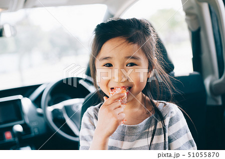 子供 車 ライフスタイルの写真素材