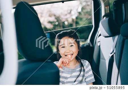 子供 車 ライフスタイルの写真素材