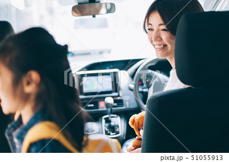 親子 車 送り迎え 親子 車 送り迎え 51055913