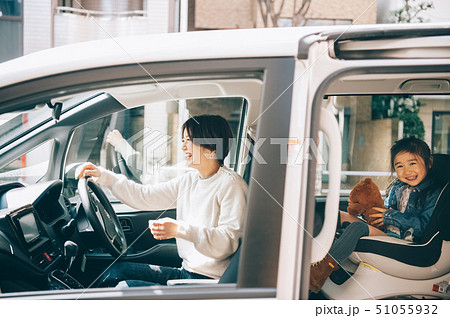 家族　車　ドライブ 51055932