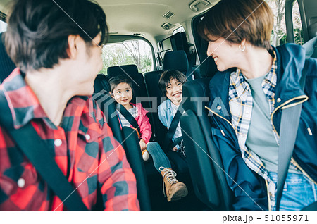 家族　車　ドライブ 51055971
