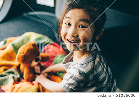 子供 車 ライフスタイルの写真素材