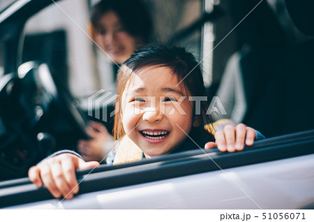 親子 車 送り迎え 親子 車 送り迎え 51056071