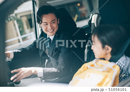 親子　車　送り迎え 51056101