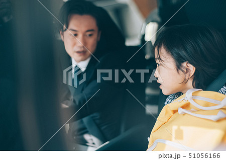 親子 車 送り迎え 親子 車 送り迎え 51056166