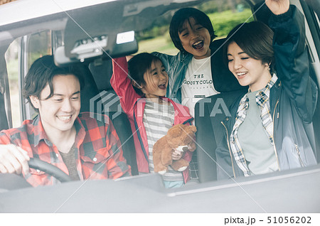 家族　車　ドライブ 51056202