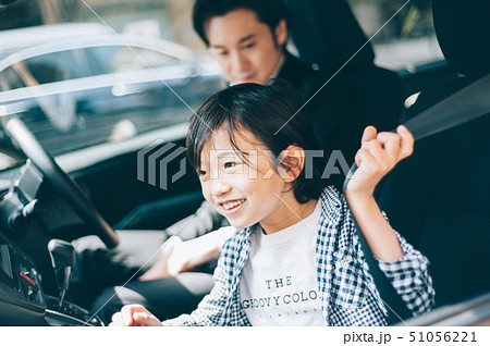 親子 車 送り迎え 親子 車 送り迎え 51056221