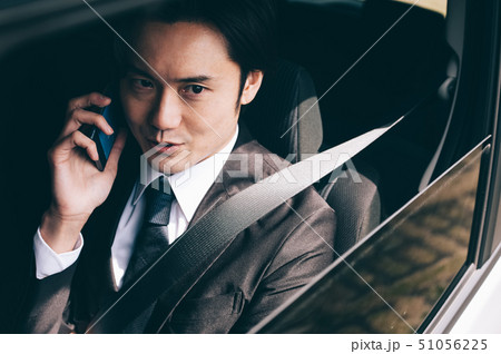 男性　車　ビジネスマン 51056225