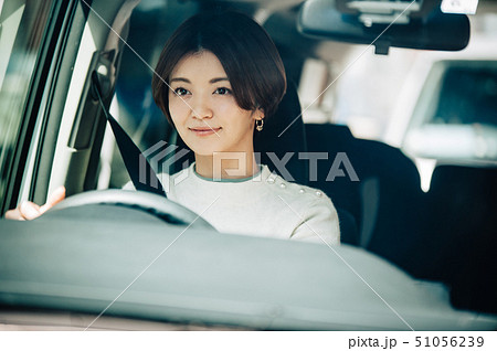 女性　車　ドライブ 51056239