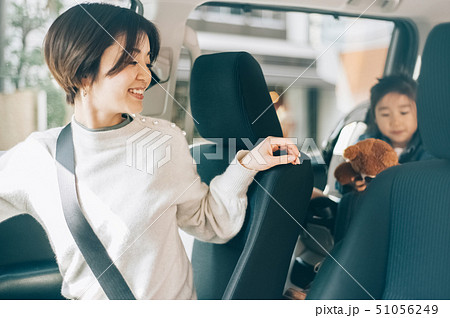 家族　車　ドライブ 51056249