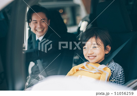 親子 車 送り迎え 親子 車 送り迎え 51056259