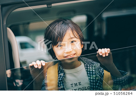 子供　車　送り迎え 51056264